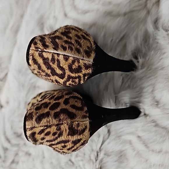 YVES Saint Laurant Leopard Tribute Two Pony High Heel Pumps Sz 38.5 - Picture 10 of 16